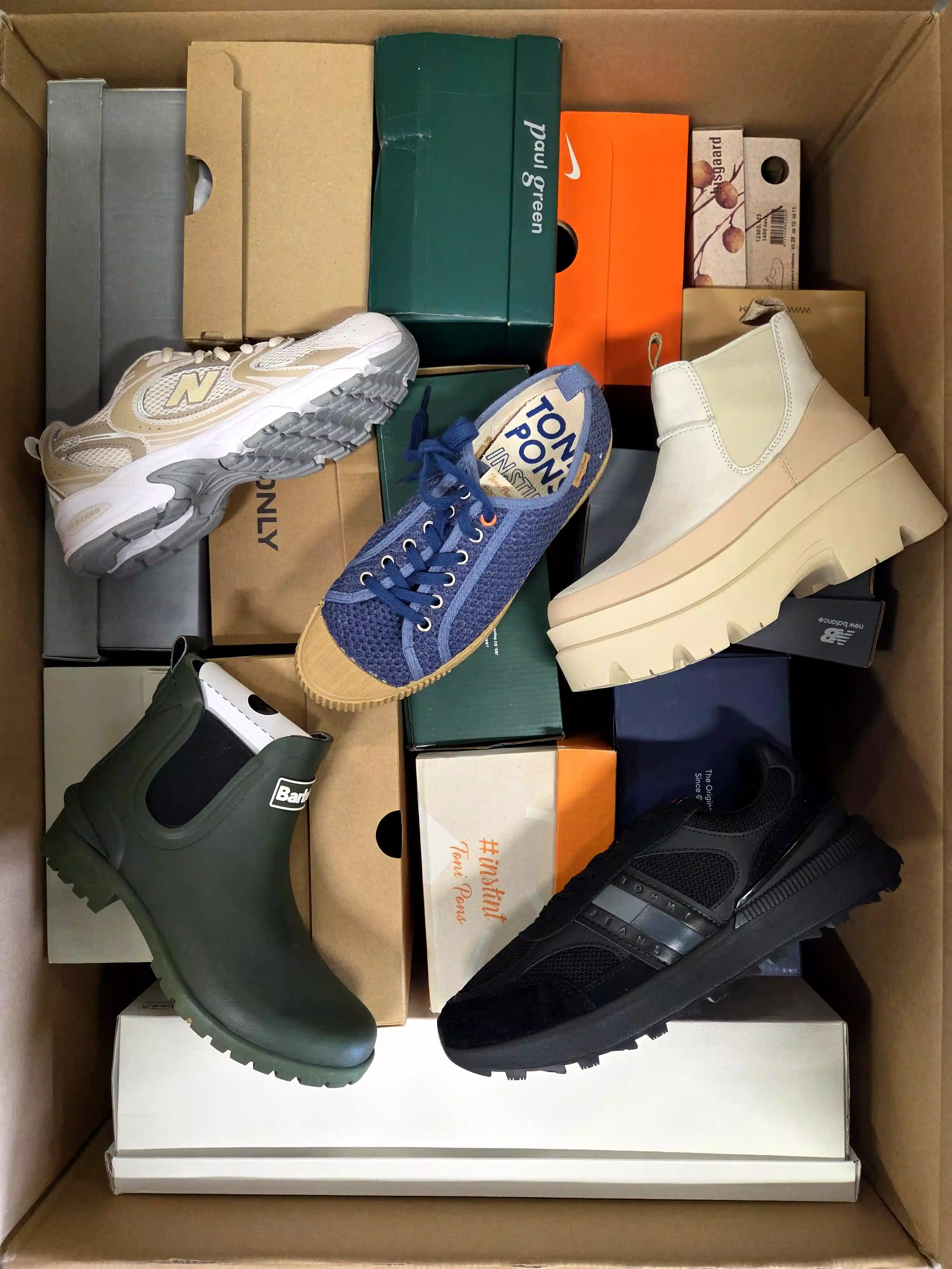 BS3553 3 The photo shows a package with footwear in the category BS.
