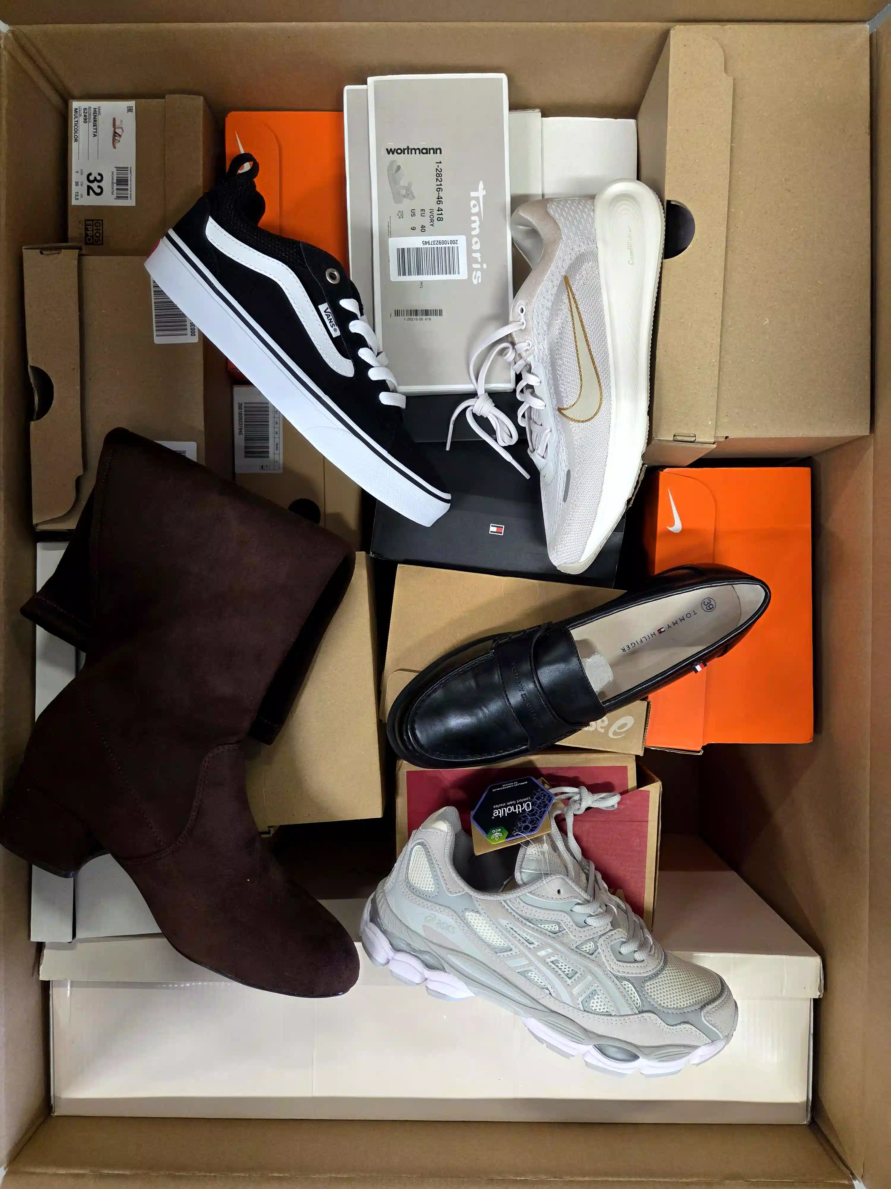 BS3554 3 The photo shows a package with footwear in the category BS.