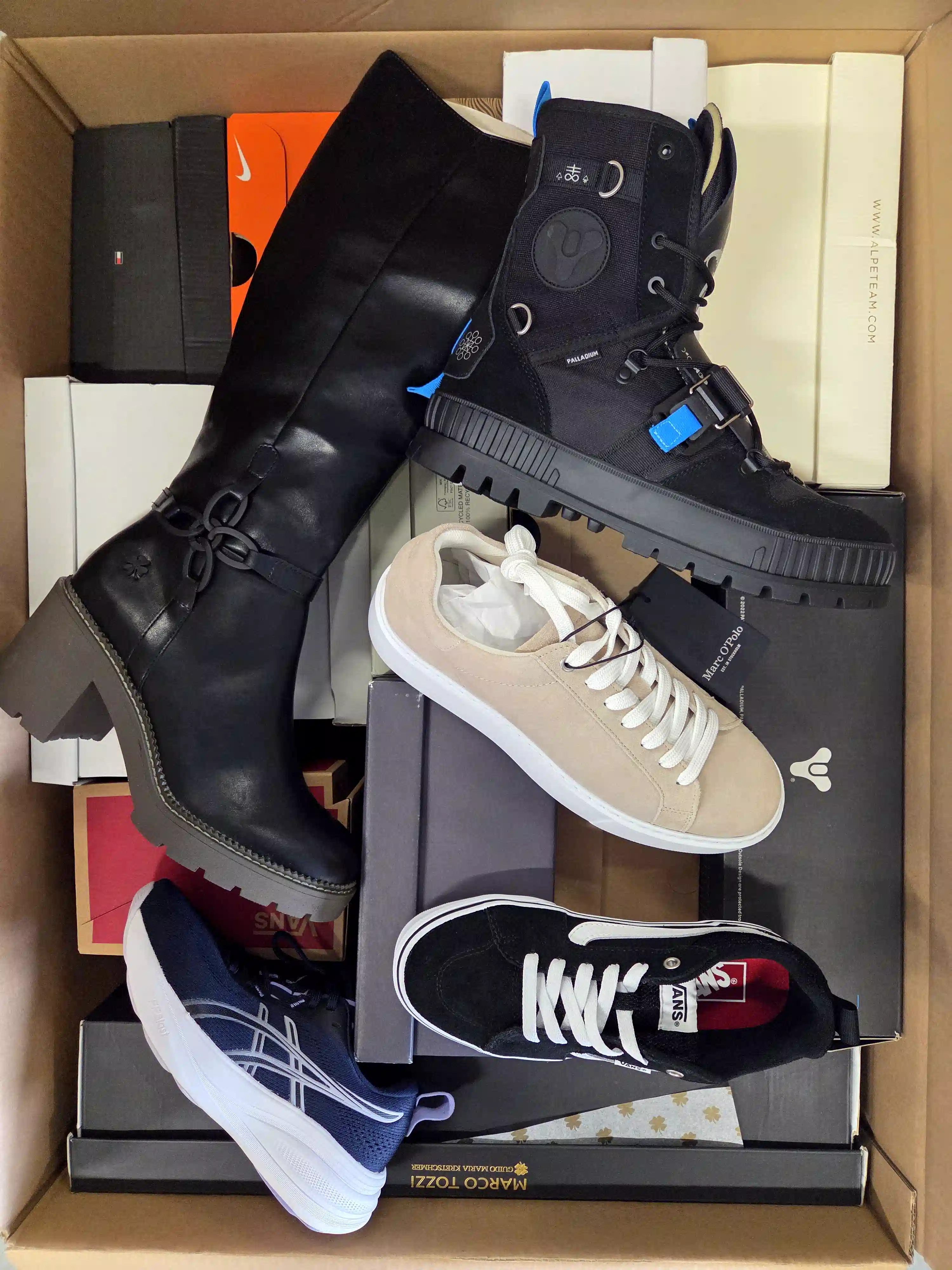 BS3555 3 The photo shows a package with footwear in the category BS.