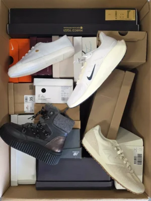 The photo shows a package with footwear in the category BS.