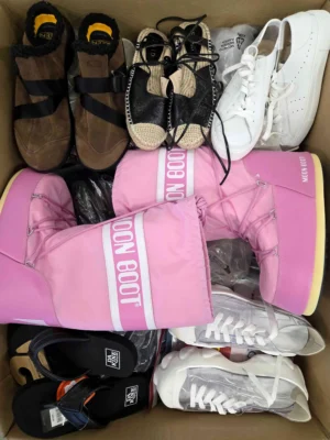 The photo shows a package with footwear in the category BSU.