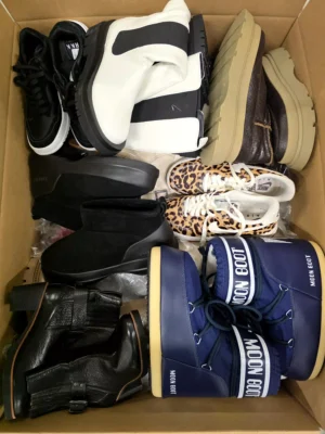 The photo shows a package with footwear in the category BSU.