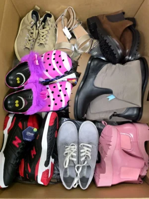 The photo shows a package with footwear in the category BSU.
