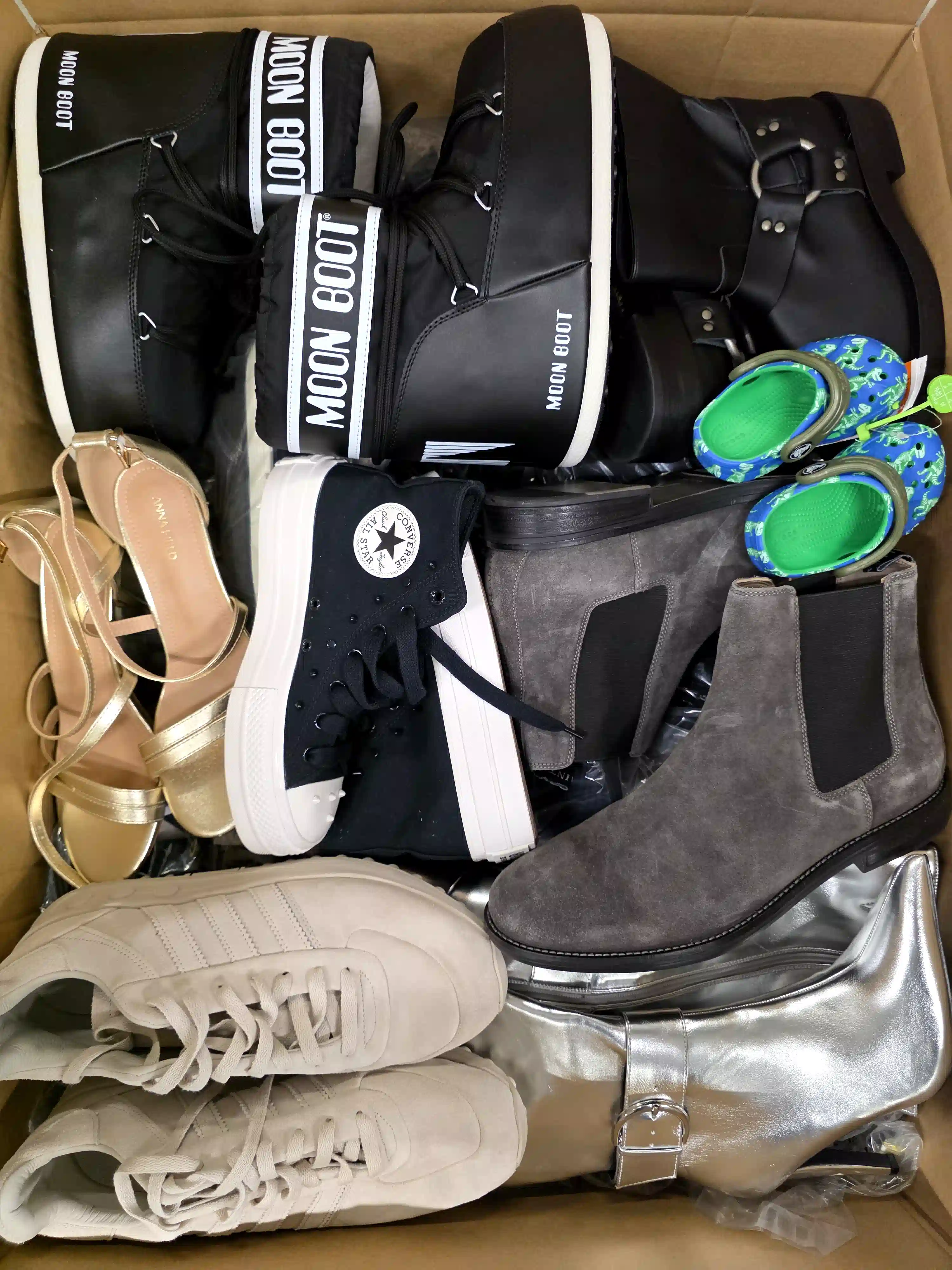BSU415 3 The photo shows a package with footwear in the category BSU.