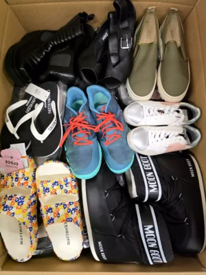 The photo shows a package with footwear in the category BSU.