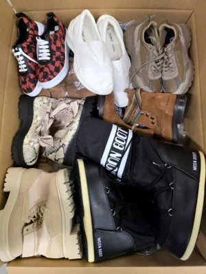 The photo shows a package with footwear in the category BSU.