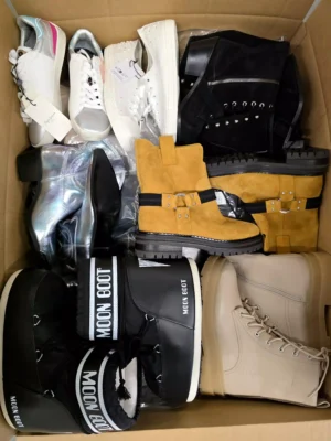 The photo shows a package with footwear in the category BSU.