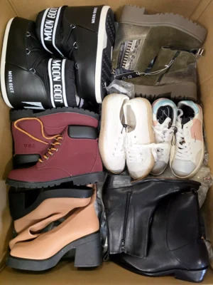The photo shows a package with footwear in the category BSU.