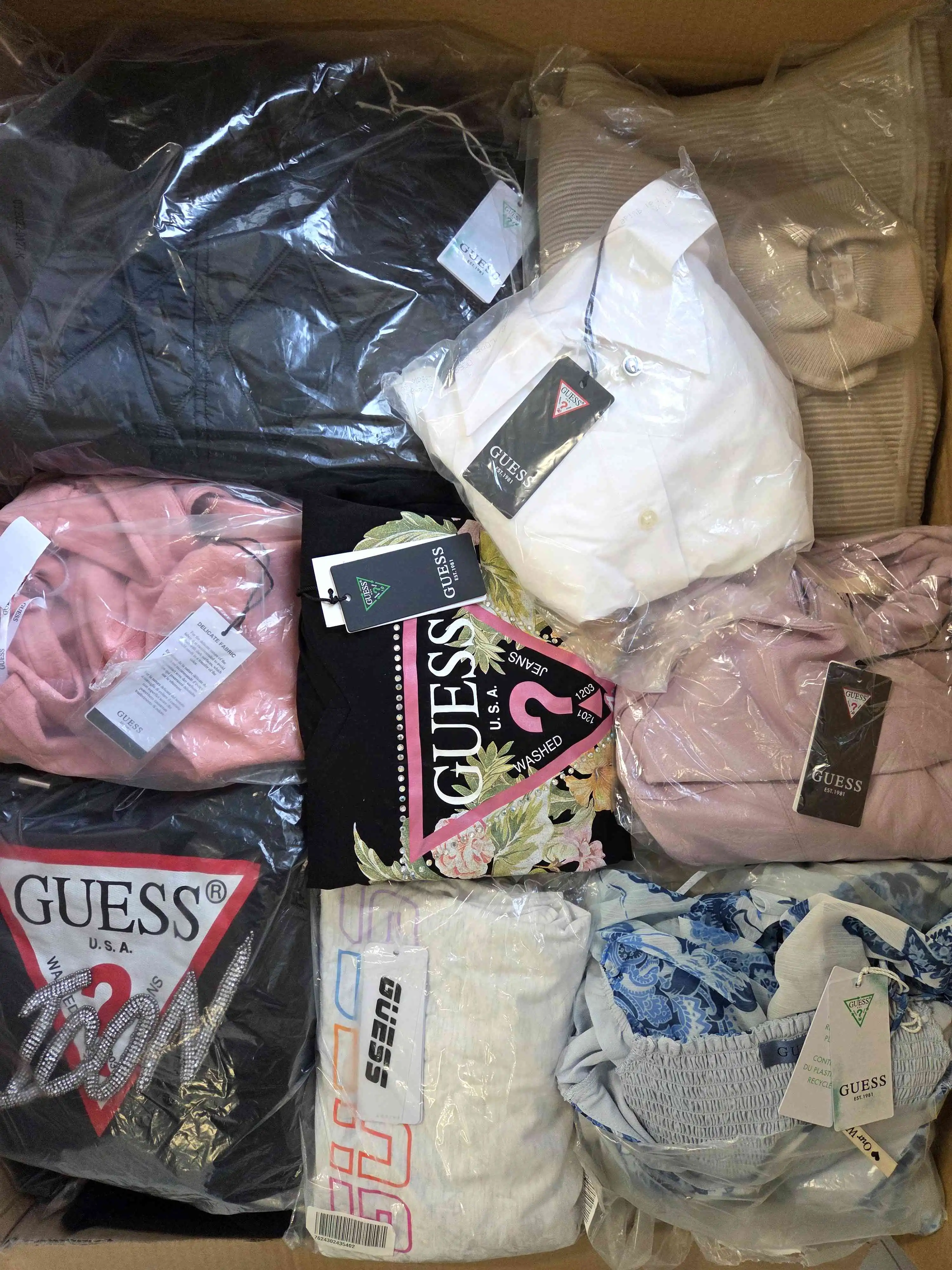 GB446 3 The photo shows a package with clothing in the category B.