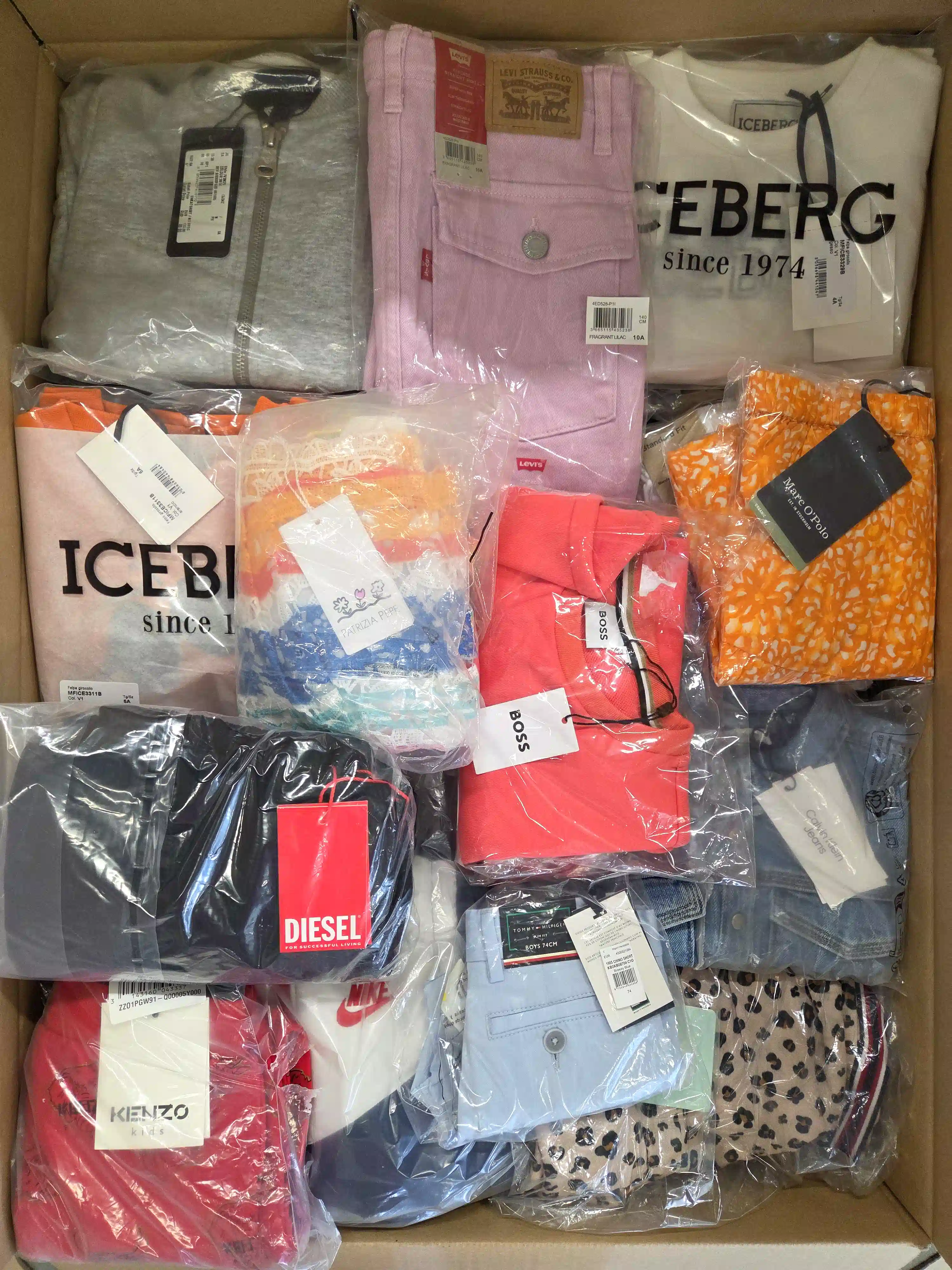K492 3 The photo shows a package with clothing in the category K.