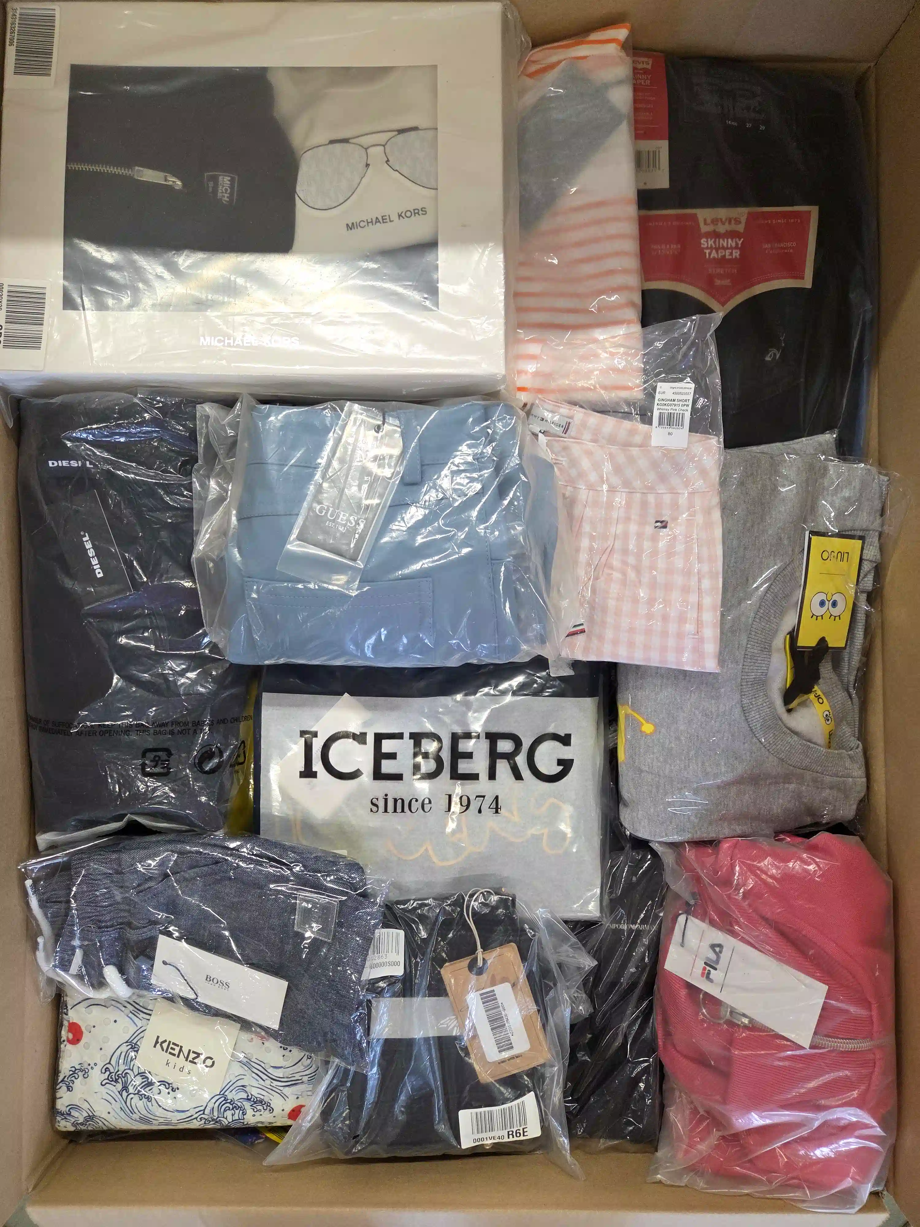 K497 3 The photo shows a package with clothing in the category K.