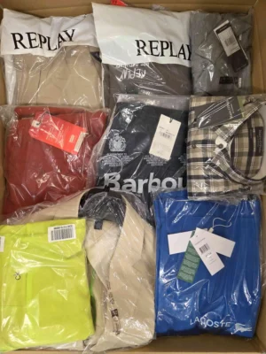 The photo shows a package with clothing in the category AM.