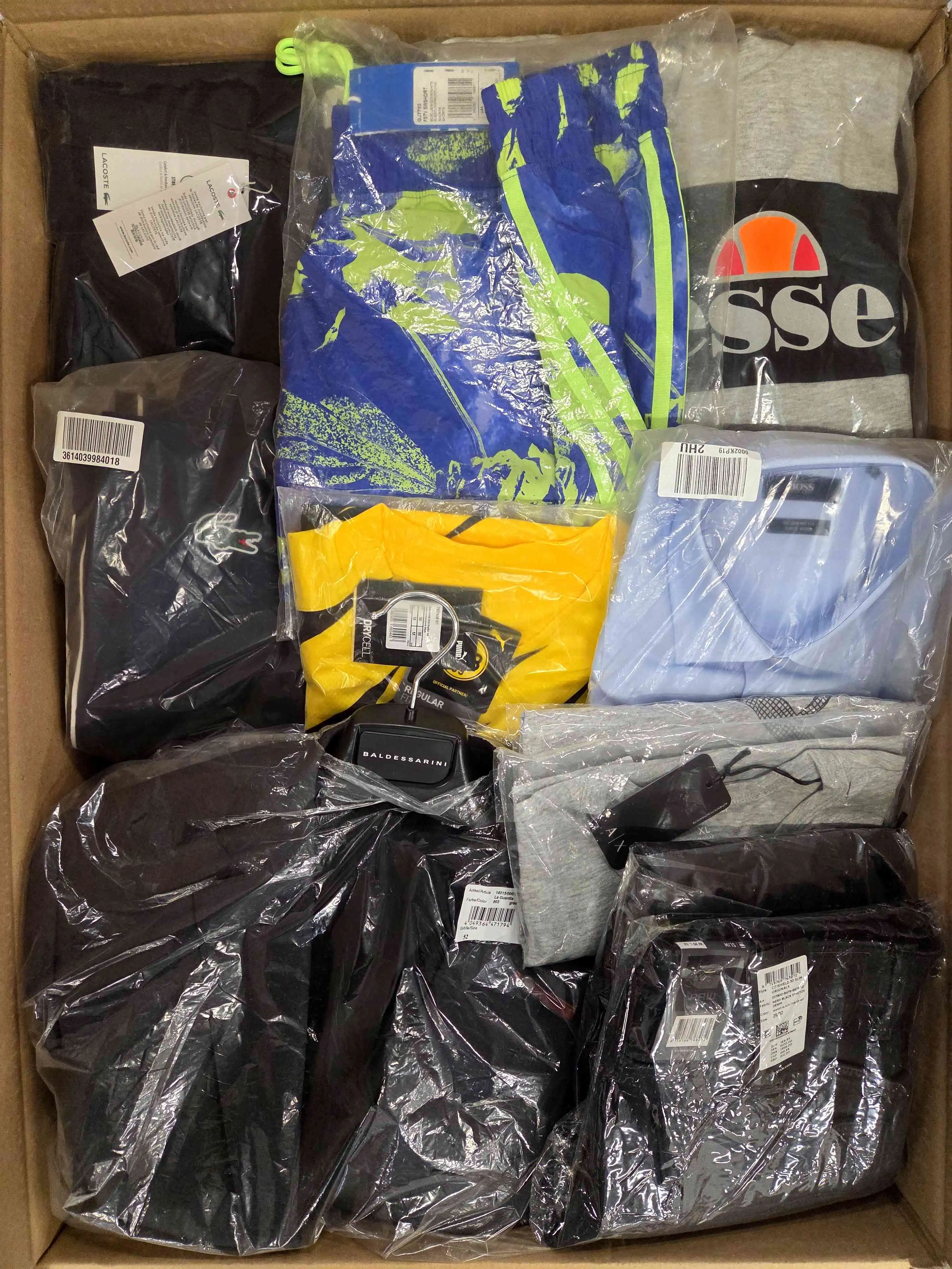 AM552 3 The photo shows a package with clothing in the category AM.