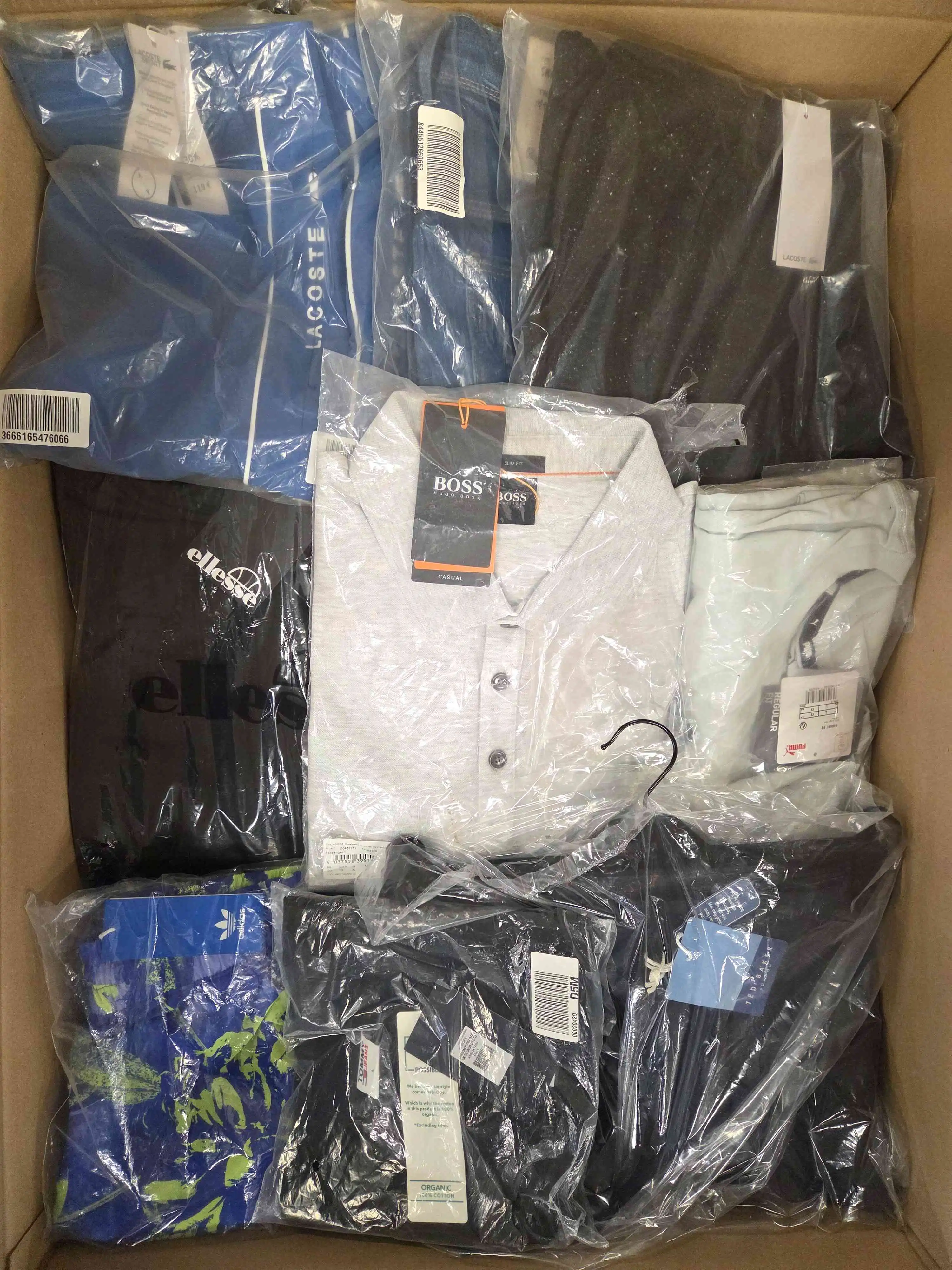 AM561 3 The photo shows a package with clothing in the category AM.