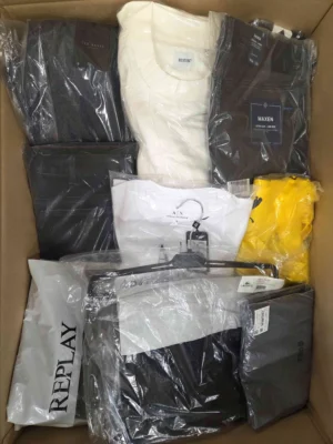 The photo shows a package with clothing in the category AM.