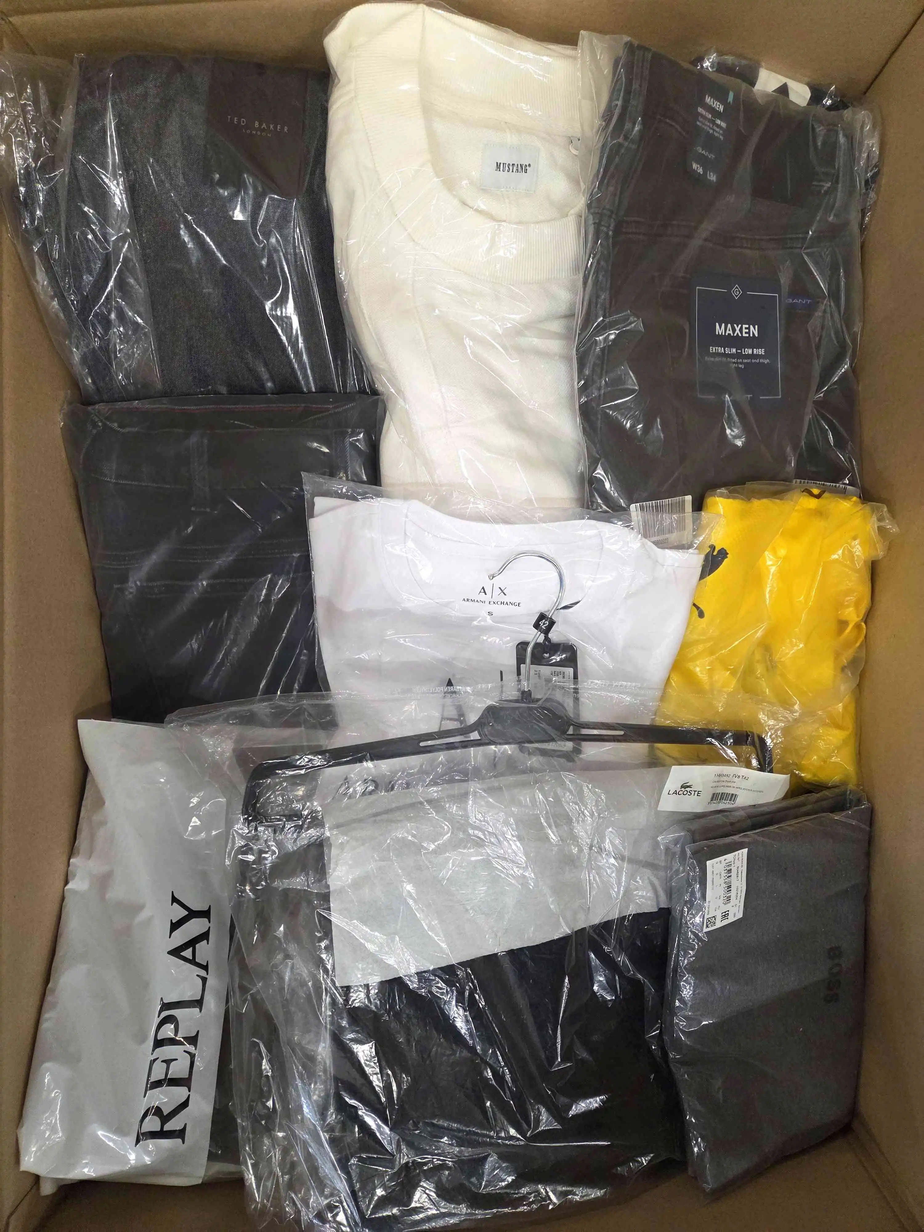 AM562 3 The photo shows a package with clothing in the category AM.
