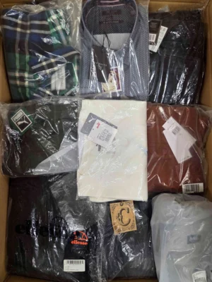 The photo shows a package with clothing in the category AM.