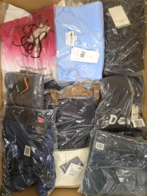 The photo shows a package with clothing in the category AM.