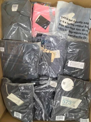 The photo shows a package with clothing in the category AM.