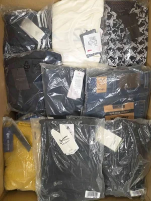 The photo shows a package with clothing in the category AM.