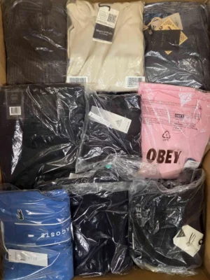 The photo shows a package with clothing in the category AM.