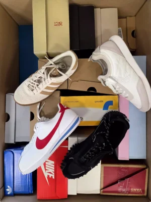 The photo shows a package with footwear in the category CS.