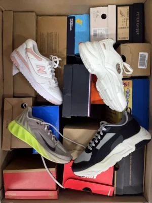 The photo shows a package with footwear in the category CS.