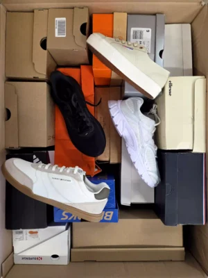 The photo shows a package with footwear in the category CS.