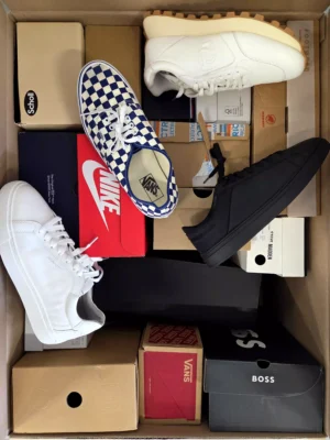The photo shows a package with footwear in the category CS.