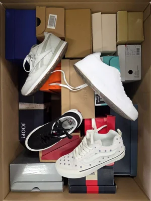 The photo shows a package with footwear in the category CS.