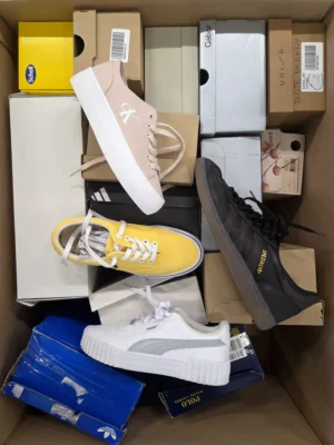 The photo shows a package with footwear in the category CS.