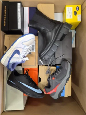 The photo shows a package with footwear in the category CS.