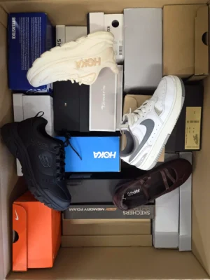 The photo shows a package with footwear in the category CS.