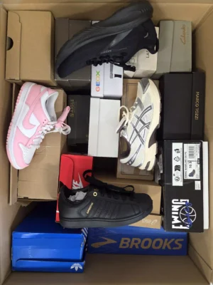 The photo shows a package with footwear in the category CS.