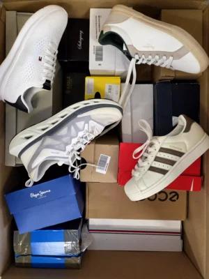 The photo shows a package with footwear in the category CS.