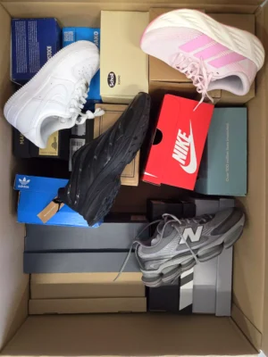 The photo shows a package with footwear in the category CS.