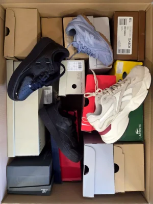 The photo shows a package with footwear in the category CS.