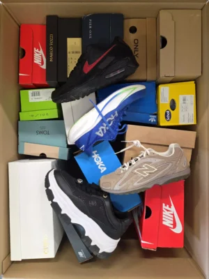 The photo shows a package with footwear in the category CS.