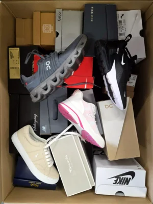 The photo shows a package with footwear in the category CS.