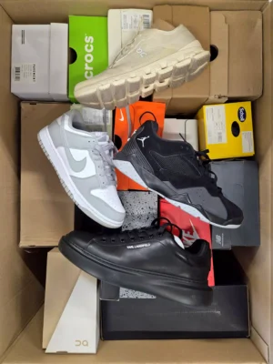 The photo shows a package with footwear in the category CS.