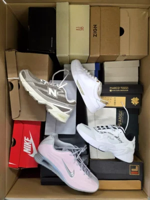 The photo shows a package with footwear in the category CS.