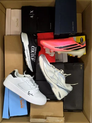 The photo shows a package with footwear in the category CS.
