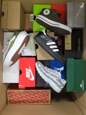 The photo shows a package with footwear in the category CS.