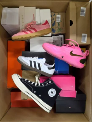 The photo shows a package with footwear in the category CS.