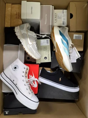 The photo shows a package with footwear in the category CS.