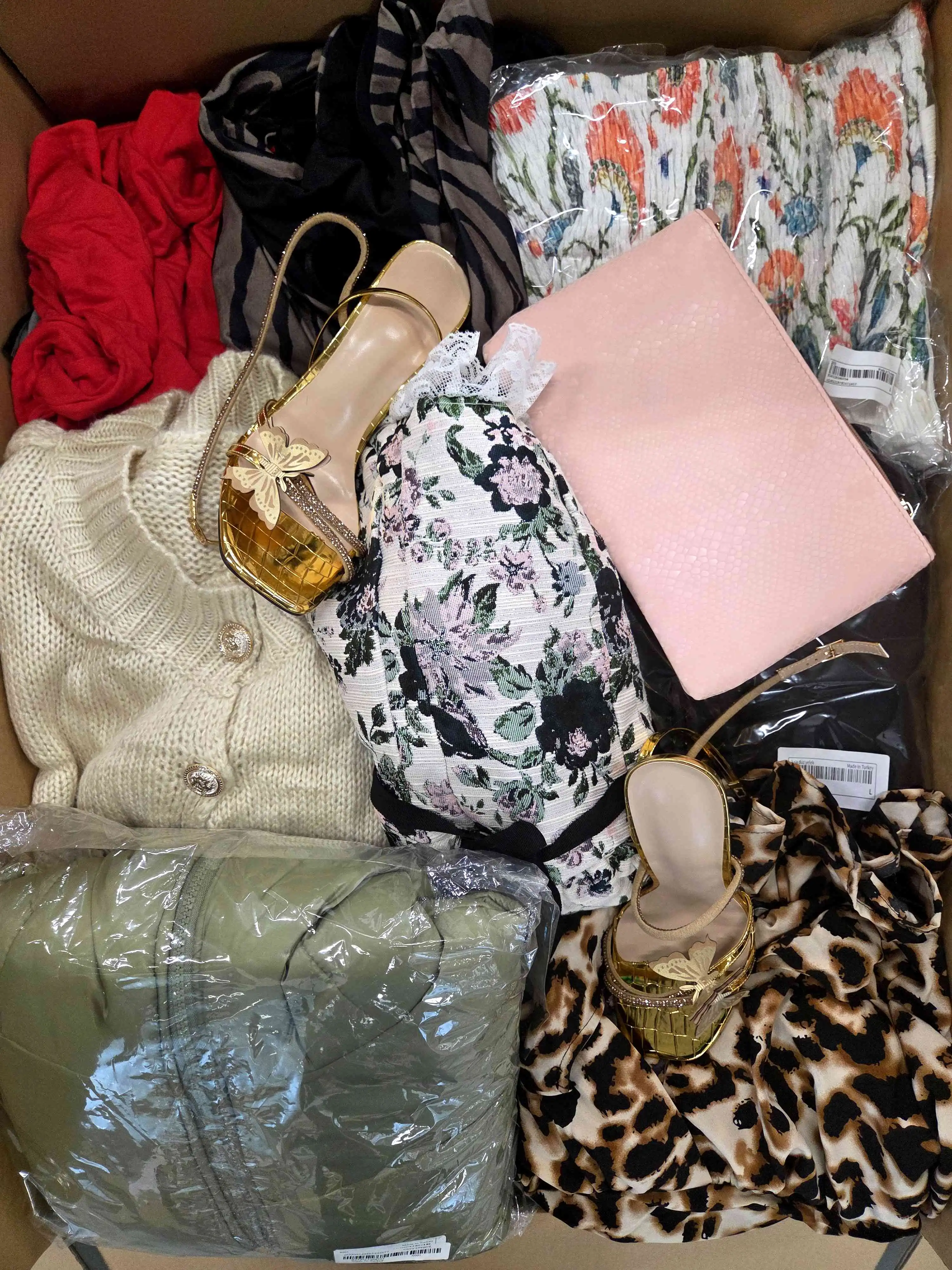 SN841 3 The photo shows a package with clothing in the category SN.