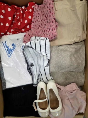 The photo shows a package with clothing in the category SN.
