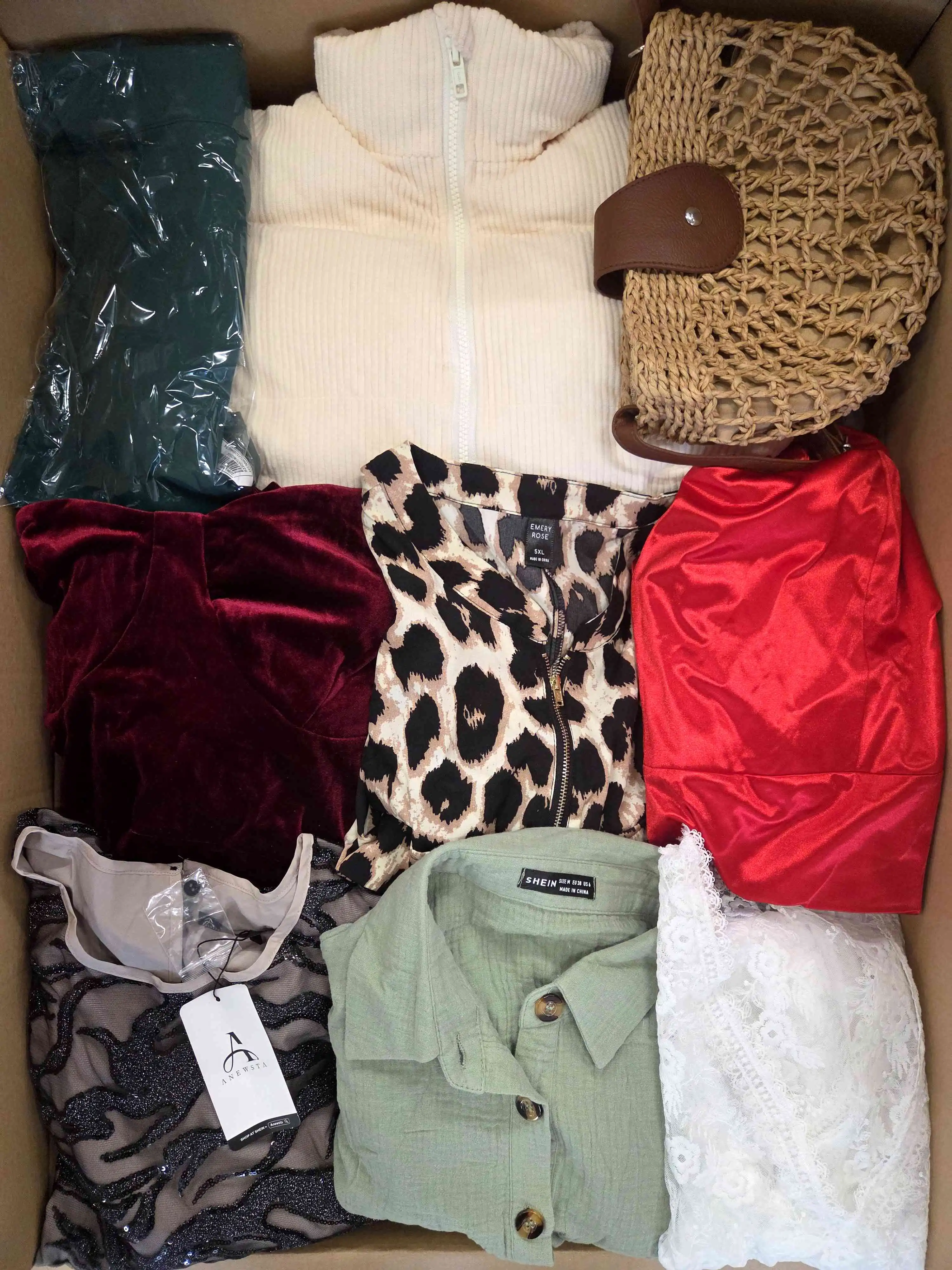 SN849 3 The photo shows a package with clothing in the category SN.
