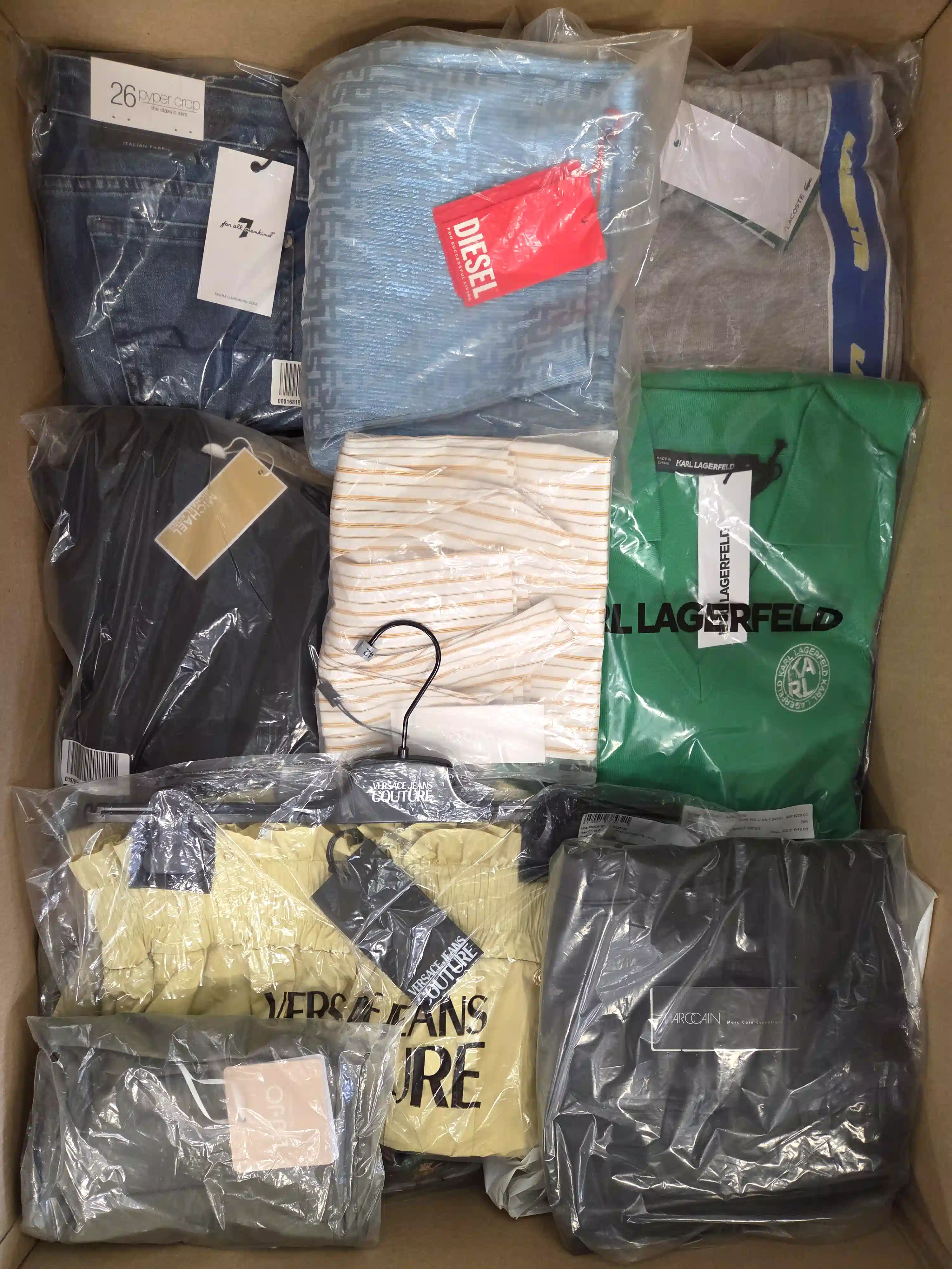 AP972 3 The photo shows a package with clothing in the category AP.