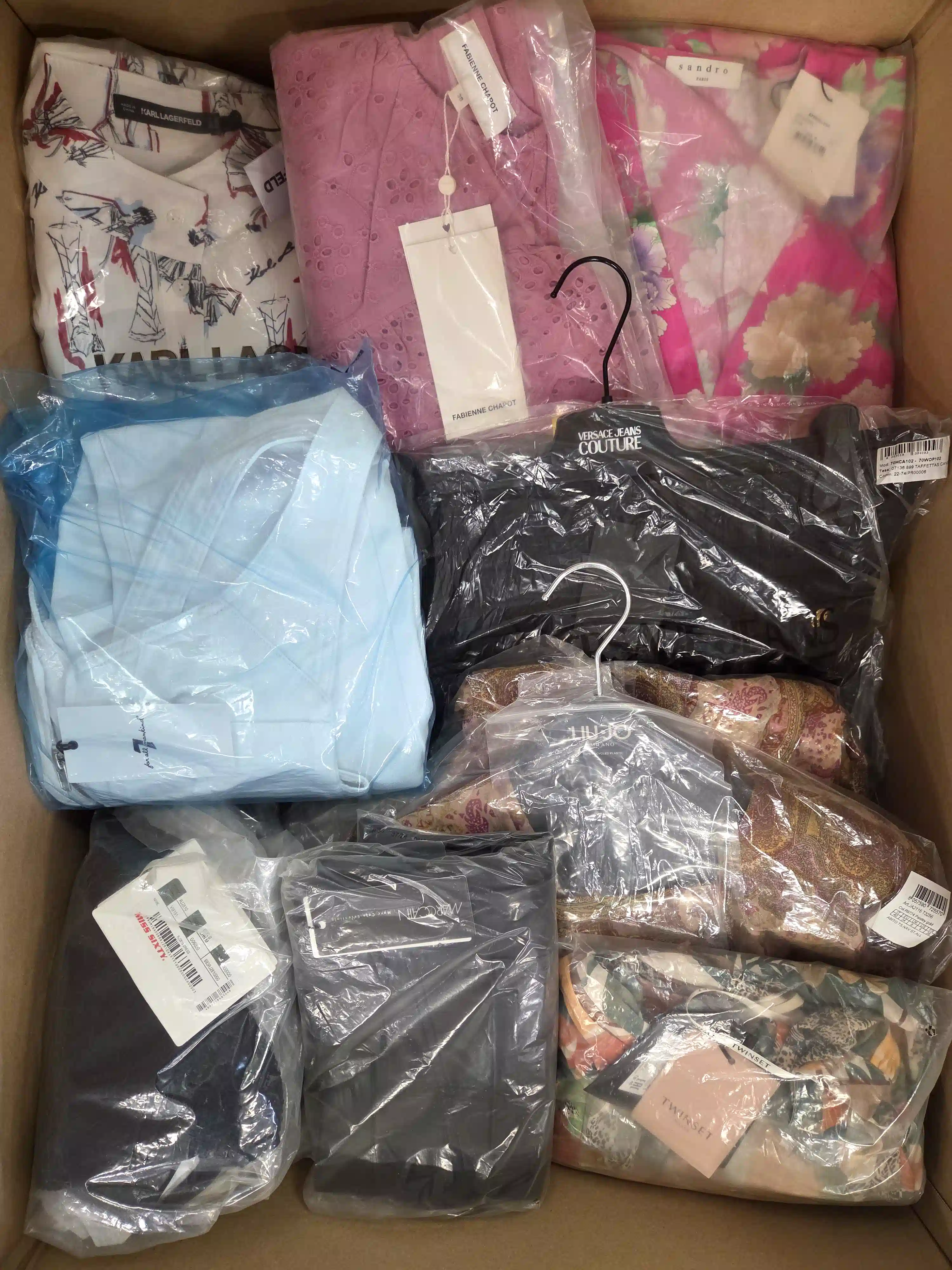 AP974 3 The photo shows a package with clothing in the category AP.